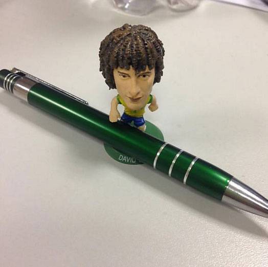 Internautas brincam com as “canetas” em David Luiz Internautas brincam com as “canetas” em David Luiz
