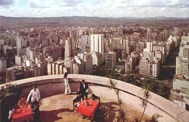 	Terra&ccedil;o It&aacute;lia: ainda sem o 42&ordm; andar, as mesas ficavam em &aacute;rea aberta