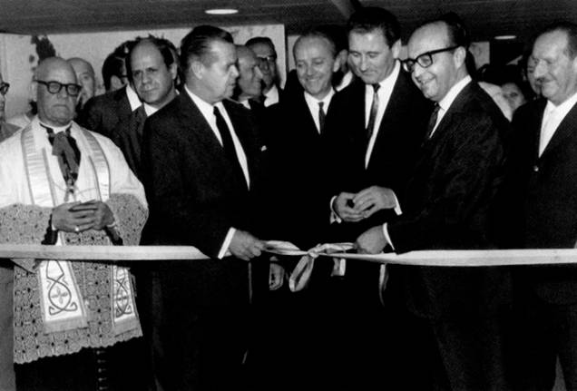 Terraço Itália: inauguração com o prefeito Faria Lima e o proprietário, Evaristo Comolatti Terraço Itália: inauguração com o prefeito Faria Lima e o proprietário, Evaristo Comolatti