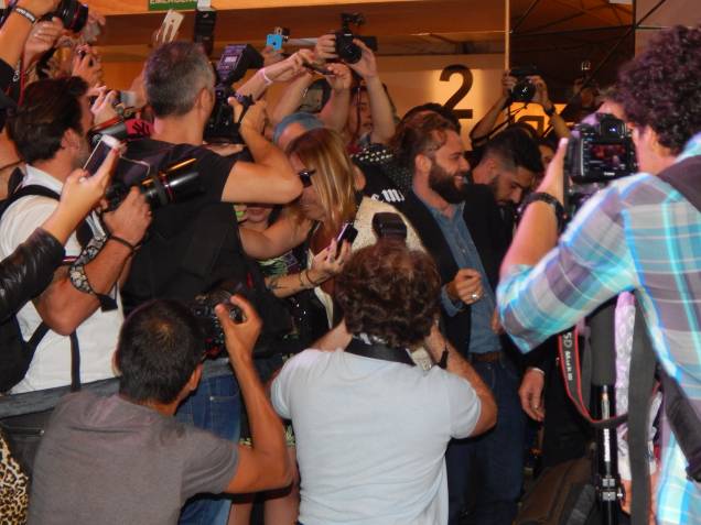 Iggy Pop foi cercado por fãs após a ação Iggy Pop foi cercado por fãs após a ação
