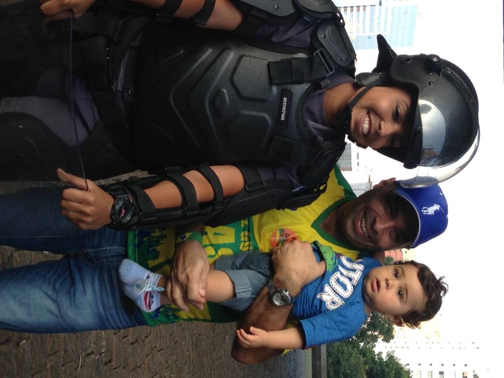 Manifestantes pediam para tiraf fotos com a PM Gabriela