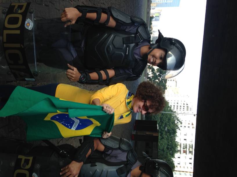 A policial militar Gabriela foi uma das atra&ccedil;&otilde;es da tropa de choque que trabalhou neste domingo de manifesta&ccedil;&atilde;o na Avenida Paulista