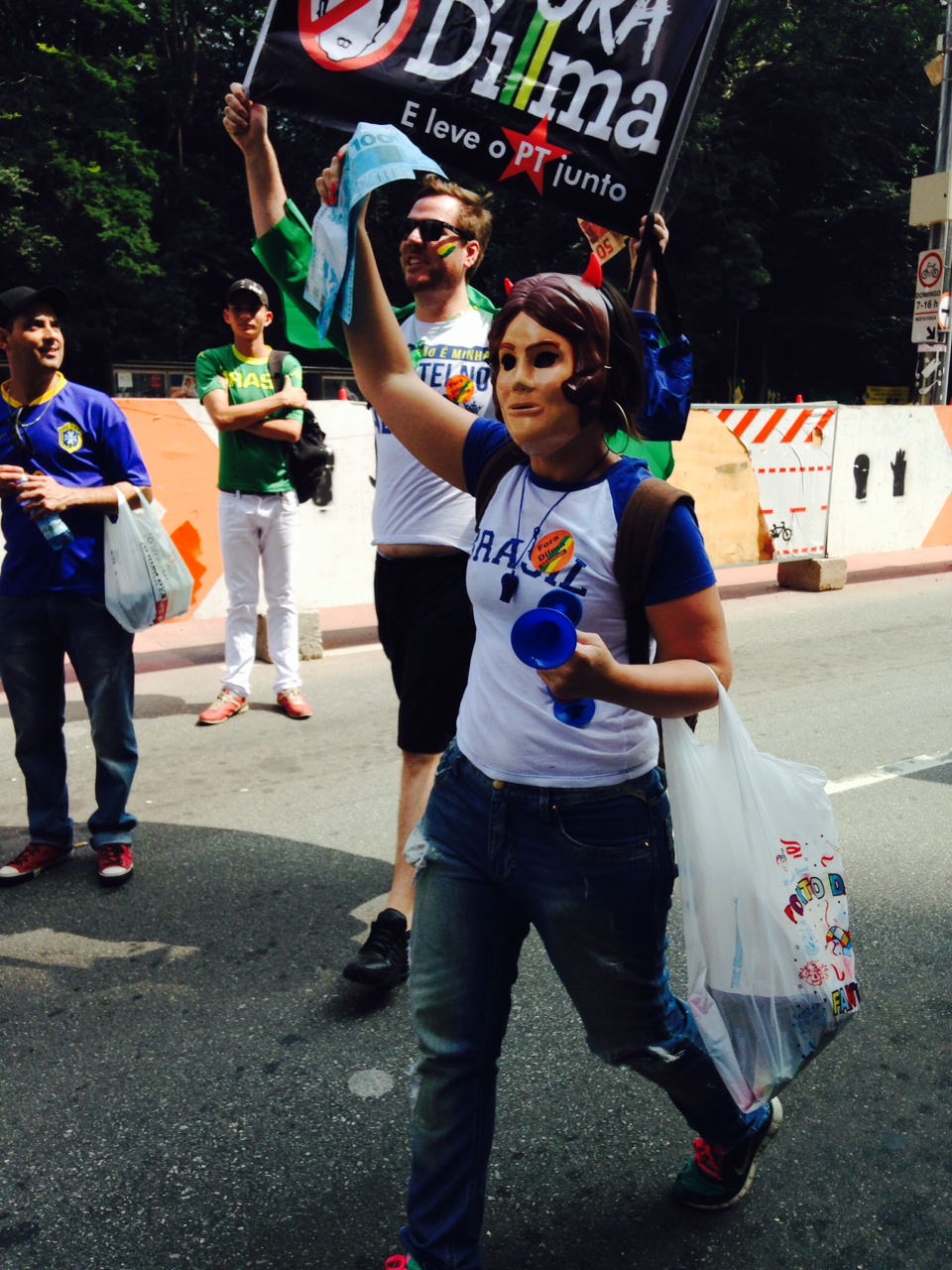 	Manifesta&ccedil;&atilde;o contra a presidente Dilma Rousseff na regi&atilde;o da Avenida Paulista, em S&atilde;o Paulo
