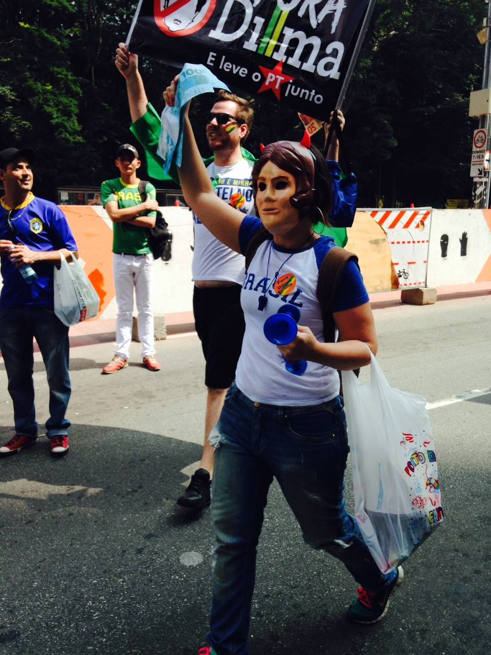 	Manifesta&ccedil;&atilde;o contra a presidente Dilma Rousseff na regi&atilde;o da Avenida Paulista, em S&atilde;o Paulo
