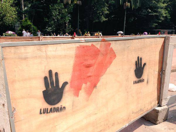 No tapume que cerca a obra da ciclovia da Avenida Paulista, grafite ironiza a m&atilde;o de Lula