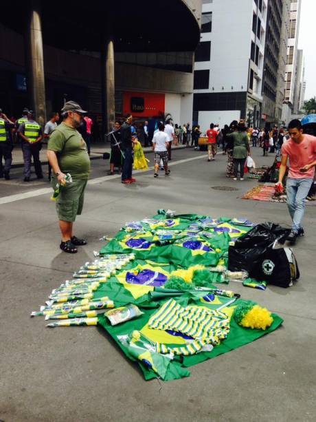A Avenida Paulista virou um camel&oacute;dromo com pessoas vendendo souvenires patriotas ou antiPT em toda parte