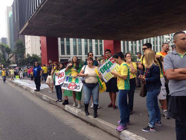 Grupo de manifestantes no in&iacute;cio da aglomera&ccedil;&atilde;o de pessoas na Avenida Paulista