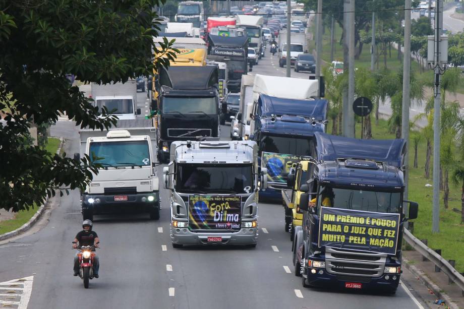Caminhoneiros protestam contra o governo da presidente Dilma Rousseff e contra o PT na Marginal Tiet&ecirc;, sentido Marginal Pinheiros