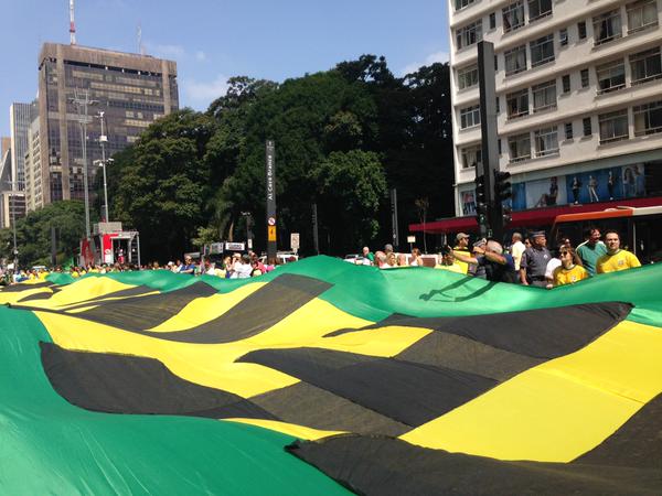Bandeira gigante ocupa quase um quarteir&atilde;o da Avenida Paulista e pede impeachment da presidente