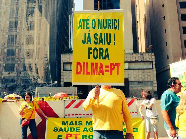 Al&eacute;m das camisetas... O futebol apareceu em faixa que compara situa&ccedil;&atilde;o do t&eacute;cnico Muricy &agrave; sa&iacute;da de Dilma
