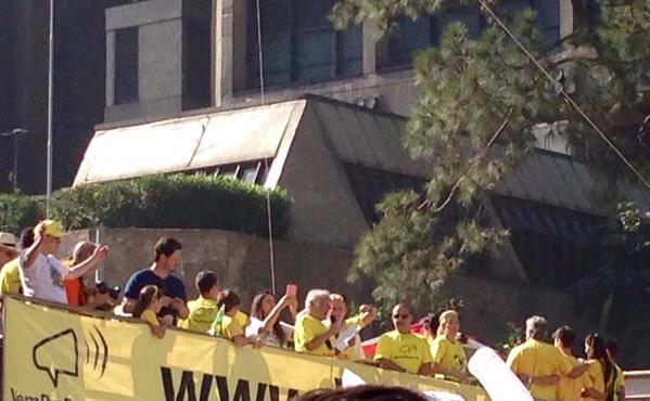 Juca Chaves, no carro do Vem Pra Rua, canta "sai um pol&iacute;tico entra outro na quadrilha"