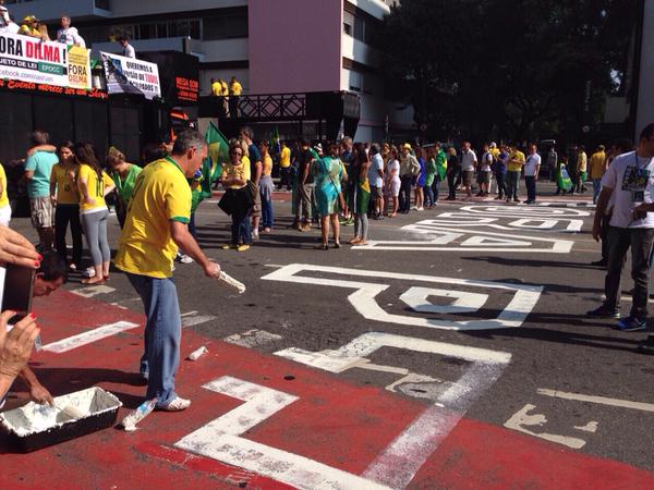 Movimento Ruas Contra a Corrup&ccedil;&atilde;o pintou na Av. Paulista "Fora PT"