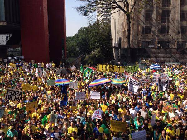 Concentra&ccedil;&atilde;o em frente ao caminh&atilde;o do Movimento Brasil Livre