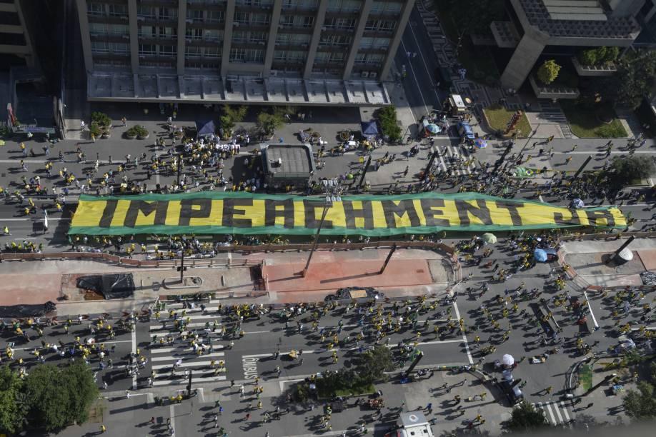 Bandeira gigante ocupa quase um quarteir&atilde;o da Avenida Paulista e pede impeachment da presidente