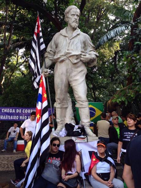 Na est&aacute;tua do Anhanguera, em frente ao Trianon, a campanha foi pela Revolu&ccedil;&atilde;o Constitucionalista de 1932
