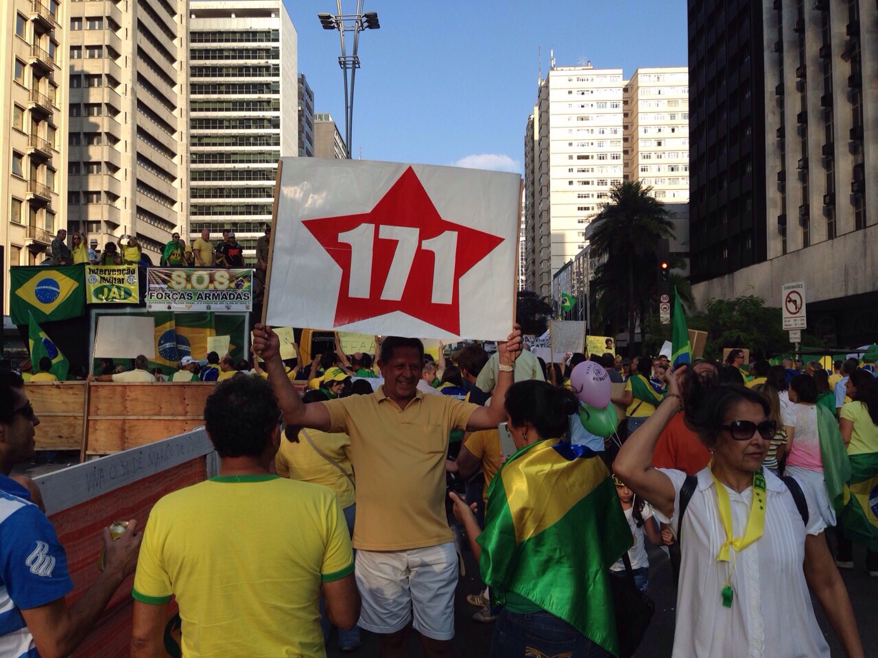	Manifestantes levaram cartazes contra o PT