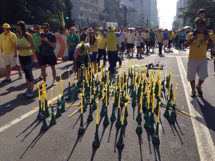 	Vuvuzelas, heran&ccedil;a da Copa do Mundo, voltaram &agrave;s ruas na manifesta&ccedil;&atilde;o