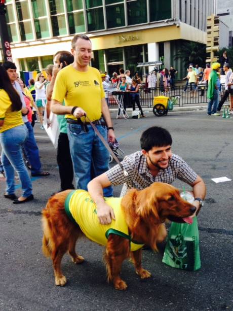 V&aacute;rios pets acompanham as fam&iacute;lias na manifesta&ccedil;&atilde;o, adornados com adere&ccedil;os patriotas ou contra o PT