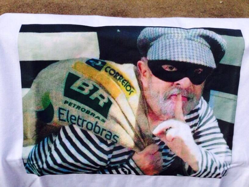 	Corrup&ccedil;&atilde;o da Petrobras e o ex-presidente Lula foram parar nas camisetas vendidas no protesto
