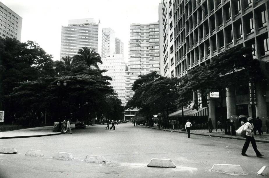 	Paribar: fachada na rua fechada que leva ao restaurante