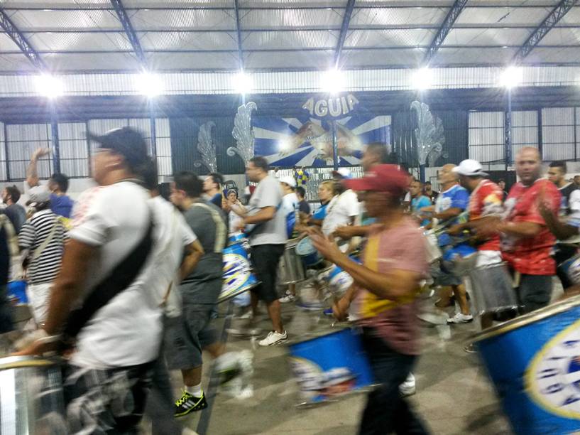 Águia de Ouro: bateria desfila durante ensaio Águia de Ouro: bateria desfila durante ensaio