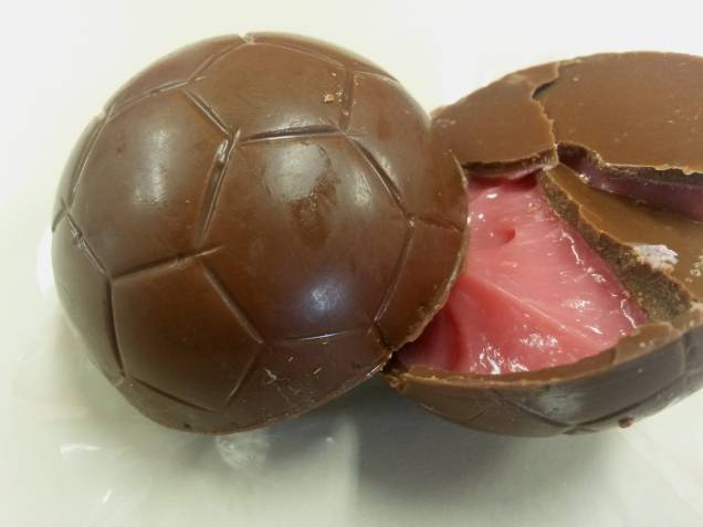Amor aos Pedaços: bola de chocolate ao leite recheada com Bicho de Pé (R$ 14,00) Amor aos Pedaços: bola de chocolate ao leite recheada com Bicho de Pé (R$ 14,00)