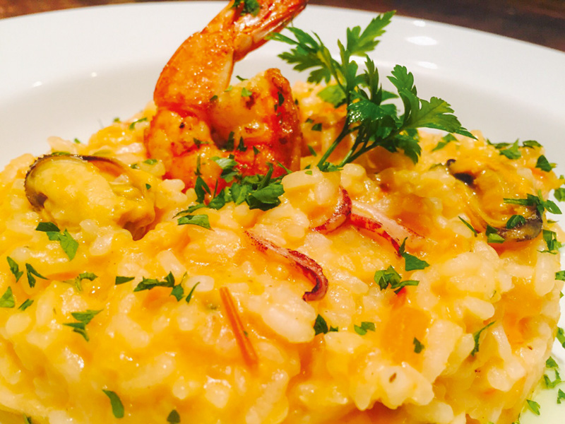 Risoto de frutos do mar: camarão, lula e mexilhão no arroz arbóreo Risoto de frutos do mar: camarão, lula e mexilhão no arroz arbóreo