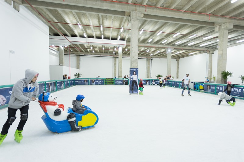 Pista de patinação no gelo montada no Parque Shopping Maia