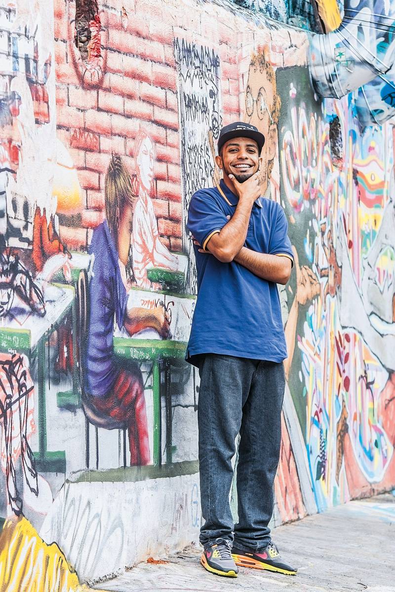 Rapper promove o funk que ostenta a educação em escolas da periferia