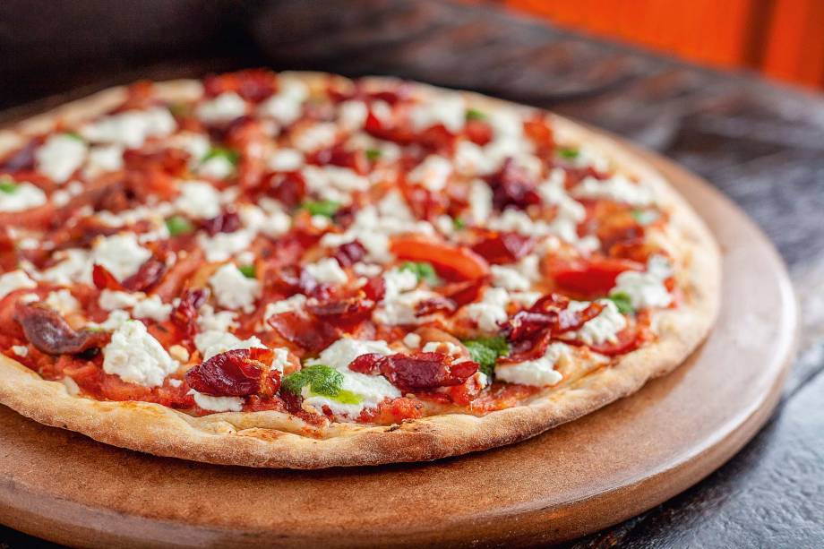 Chèvre: pizza de queijo de cabra com tiras de tomate, chips de presunto cru e pesto de rúcula