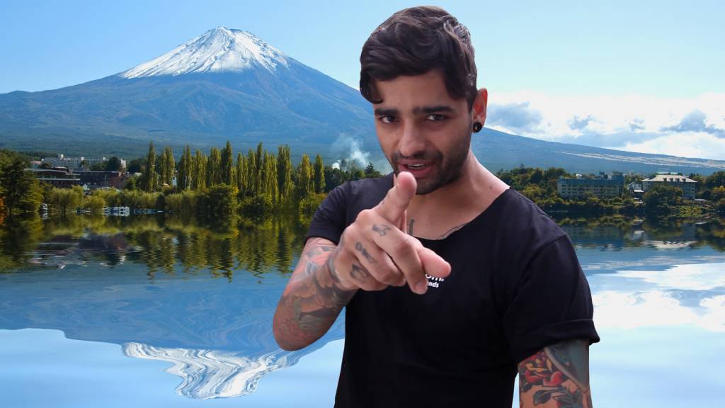 Lucas da banda Fresno encara aulas de karaokê na Liberdade