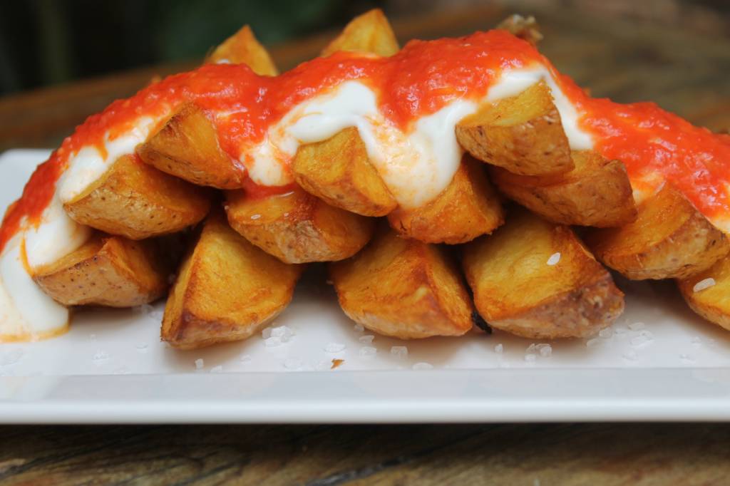 Brado: restaurante serve batatas bravas, t&iacute;pico prato espanhol&nbsp;