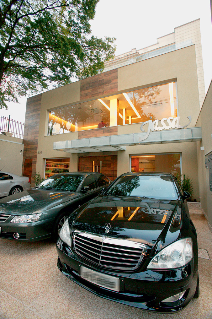 Jassa abre salão de 450 metros quadrados