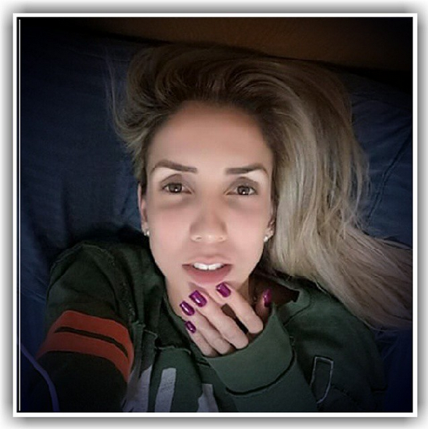 Tha&iacute;sa Menezes costuma publicar fotos de momentos descontra&iacute;dos