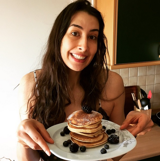 A jogadora de v&ocirc;lei Sheilla Castro gosta de dividir com seus seguidores fotos de seus momentos de lazer&nbsp;