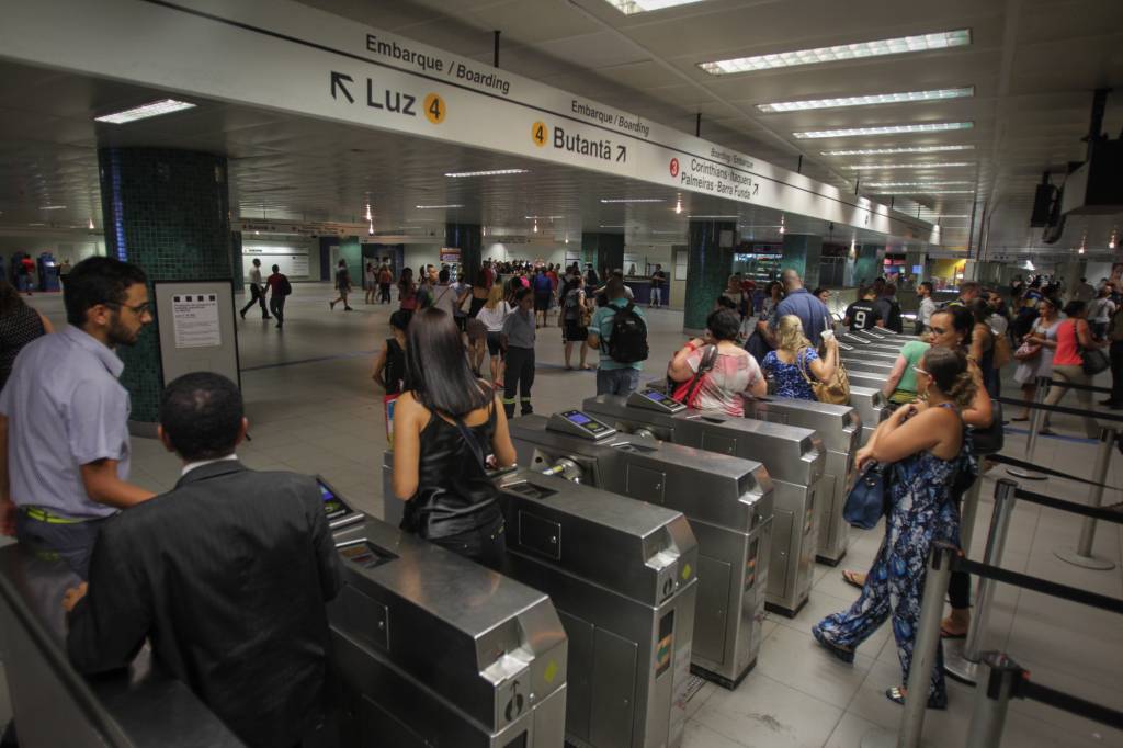 Metrô pagará R$ 15 mil a mulher xingada por funcionário em estação