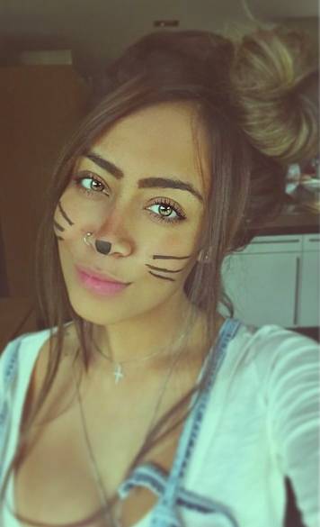 	A irm&atilde; de Neymar, Rafaela Santos, tamb&eacute;m colocou bigodes de coelhinho nessa P&aacute;scoa