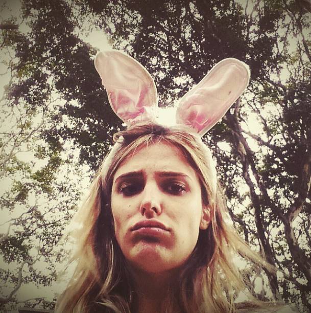	Rafa Brites posta foto chateada porque j&aacute; comeu todos os seus chocolates nas duas &uacute;ltimas semanas