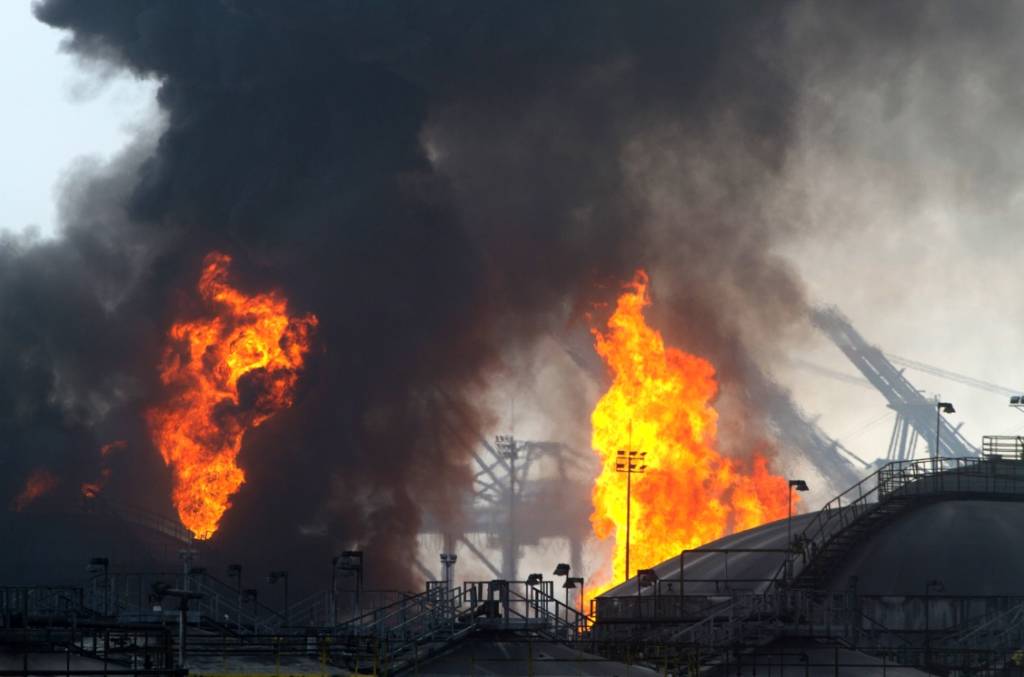 Incêndio segue intenso e Santos pede ajuda federal