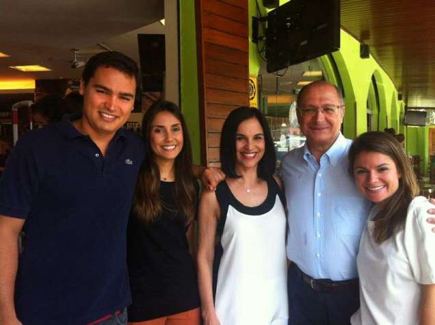	Thom&aacute;z (a esq.) com a fam&iacute;lia: jovem tinha 31 anos e deixa duas filhas