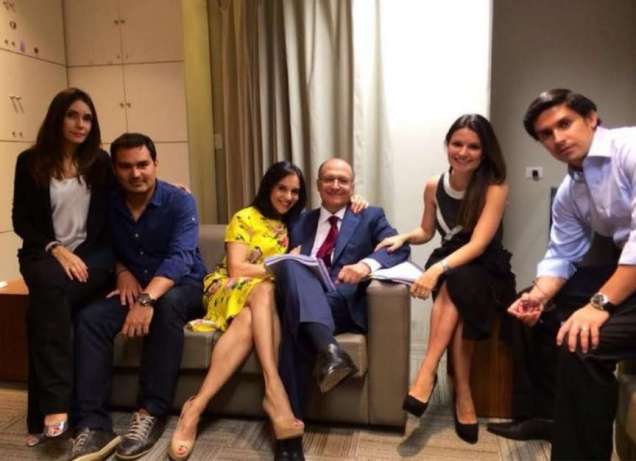 A fam&iacute;lia, incluindo Thomaz (a esq.), se re&uacute;ne antes do debate do governador nas &uacute;ltimas elei&ccedil;&otilde;es