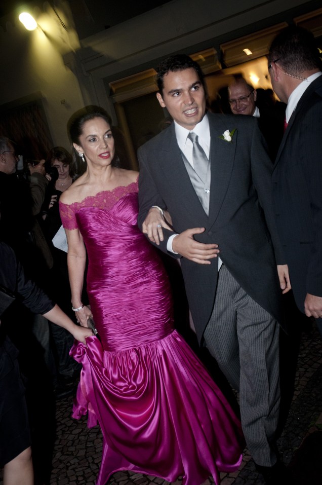 	Thomaz com a m&atilde;e, Lu Alckmin, no dia de seu casamento