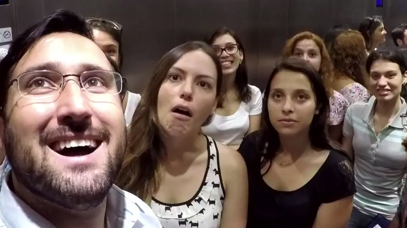Outback faz pegadinha com público em elevador