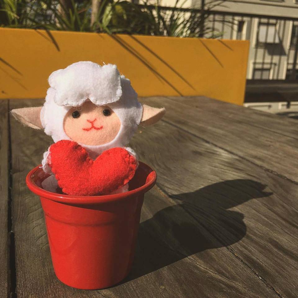 Publicitária produz e entrega de graça ovelhinhas de feltro