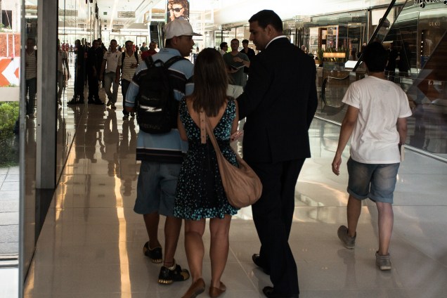 Seguran&ccedil;a pede identifica&ccedil;&atilde;o a funcion&aacute;rios no Shopping JK Iguatemi