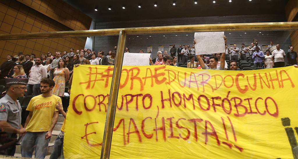 Eduardo Cunha é recebido com protesto e ‘beijaço’ na Assembleia