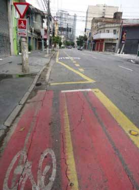 Ciclofaixa na Rua dos Pinheiros interrompida por causa do ponto de &ocirc;nibus