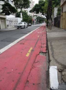 Ciclofaixa da Rua Artur de Azevedo com superf&iacute;cie irregular