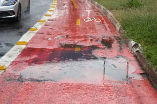 Trecho da ciclofaixa da Avenida Ant&ocirc;nio Estev&atilde;o de Carvalho, perto da esta&ccedil;&atilde;o Patriarca do Metr&ocirc;, com superf&iacute;cie irregular