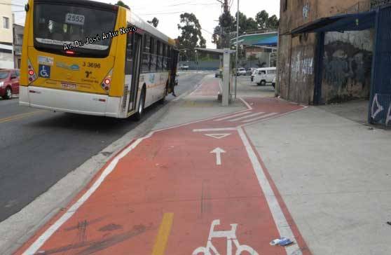 Detalhe do tra&ccedil;ado da ciclovia da Avenida Oliveira Freire, perto da Avenida Dr. Jos&eacute; Artur Nova